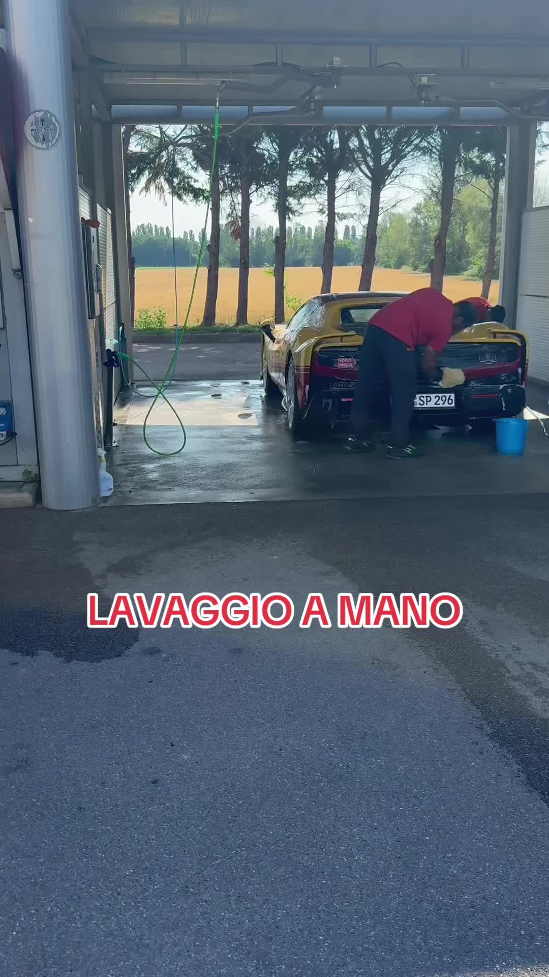 Lavaggio a mano, portali automatici e aspiratori